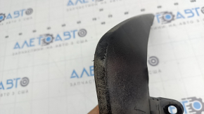 The front left mudguard of a Toyota Highlander 20-26 is worn out.