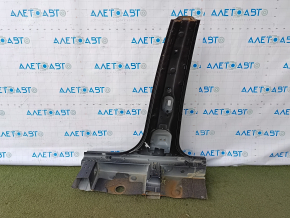 The central right body pillar of the Kia Sportage 23-26 HEV was sawed off.