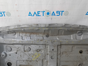 The trunk trough of the Porsche Cayenne 19-23 is sawed off and dented.