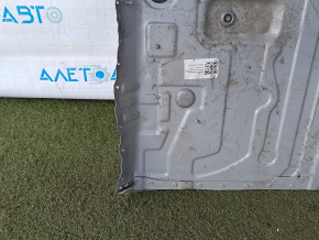 The trunk trough of the Porsche Cayenne 19-23 is sawed off and dented.
