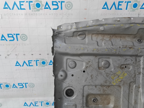 The trunk trough of the Porsche Cayenne 19-23 is sawed off and dented.