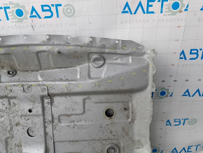 The trunk trough of the Porsche Cayenne 19-23 is sawed off and dented.