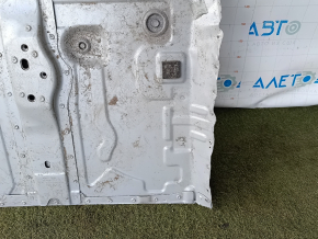 The trunk trough of the Porsche Cayenne 19-23 is sawed off and dented.