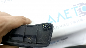 The right Kia Sorento 21-26 trunk lid position sensor has broken mounts.