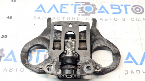 The clutch fork of the automatic transmission 1-3-5 Ford Focus mk3 11-18 2.0 is rusty and needs restoration.