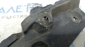 The right rear bumper liner of a Toyota Rav4 19-25 has a torn fastener.
