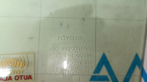 The front right door glass of a Toyota Rav4 19-25 has a yellow tint.
