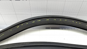 The front right door seal for the Audi Q7 16-26 is worn out.
