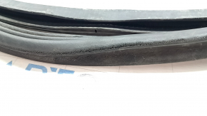 The front left door seal of the Audi Q7 16-26 is worn out.