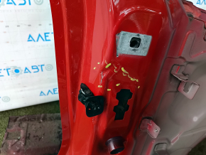 The front right quarter of a BMW 3 G20 19-26 is sawn off, red, the threshold is dented, dents