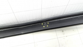 The front left glass seal of Lexus UX 19-26 is torn