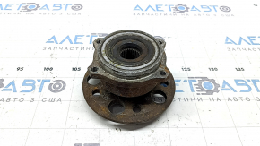 The rear left hub of the Mercedes W211 is rusty
