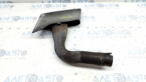 The left muffler tip of the Audi Q7 16-24 is rusty, the edge is missing a fragment