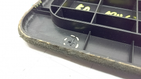 The front right floor covering trim, the battery cover for the Audi Q7 16-19, is black and needs dry cleaning. The guide and mount are broken