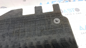 The front right floor covering trim, the battery cover for the Audi Q7 16-19, is black and needs dry cleaning. The guide and mount are broken