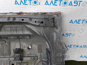 The trunk trough of Toyota Rav4 13-18 is drilled out and rusty