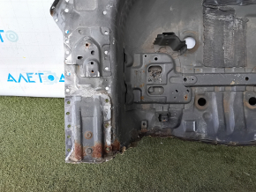 The trunk trough of Toyota Rav4 13-18 is drilled out and rusty