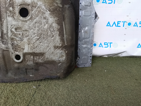 The trunk trough of Toyota Rav4 13-18 is drilled out and rusty