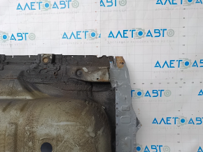 The trunk trough of Toyota Rav4 13-18 is drilled out and rusty