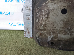 The trunk trough of Toyota Rav4 13-18 is drilled out and rusty