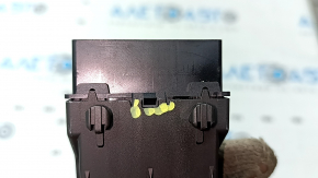 The control unit for heating the rear row of seats of BMW 5 G30 17-23 has a broken housing