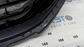 The base of the radiator grille of the Honda Accord 16-17 hybrid, with the emblem, is cracked, the fastener is broken