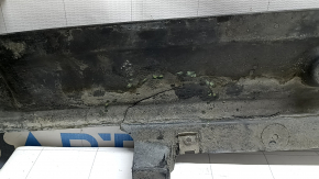 The right threshold protection of the Audi Q7 16-24 is cracked