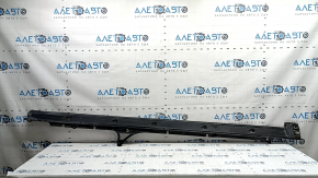 The right threshold protection of the Audi Q7 16-24 is cracked