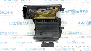 The air filter housing of the Kia Niro 17-22 HEV has a peeled-off lower cover and a broken mount