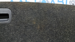 The trunk floor of the Kia Niro 17-22 HEV is black, under the tray, in need of cleaning, scratches on the handle