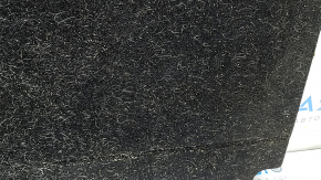The trunk floor of the Kia Niro 17-22 HEV is black, under the tray, in need of cleaning, scratches on the handle