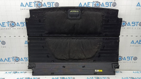 The trunk floor of the Kia Niro 17-22 HEV is black, under the tray, in need of cleaning, scratches on the handle