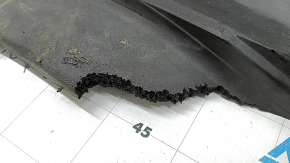 The door-wing seal on the left VW Tiguan 18-24 is torn