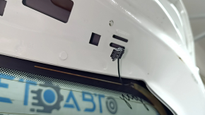 The trunk door is bare with glass, VW Tiguan 18-24, white LC9A, with a wiper arm and a trapezoid, scratches on the glass, dents