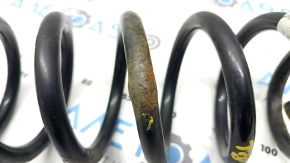 The rear right spring of the VW Tiguan 18-24 is rusty