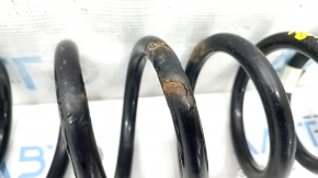 The rear right spring of the VW Tiguan 18-24 is rusty