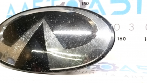 The grill emblem for the Infiniti QX50 19-25 with Distronic is worn and cracked