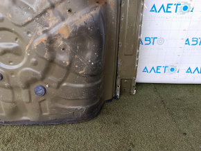 The trunk trough of Toyota Avalon 13-18 is drilled out