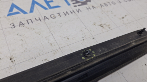 The front right door seal for Toyota Venza 21-24 is small, the clip is broken