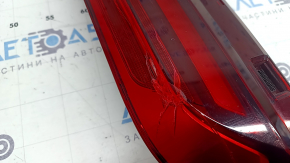 The inner tailgate light, left, BMW X7 G07 19-22 LED, is cracked, a piece of glass is missing