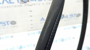 The front left door seal of the Jeep Cherokee KL 19-23 is worn out.