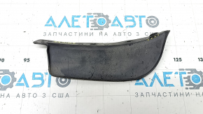 The right front bumper mudguard for a Jeep Cherokee KL 19-23 is worn, the mount is dented and bent