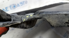 The engine protection of the Audi A4 B9 20-25 is worn out and cracked
