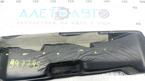 The right door-wing seal of the Hyundai Ioniq 17-22 is torn