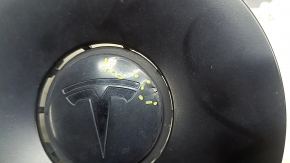 The center cap on the Tesla Model Y 20-25 INDUCTION disc is crushed