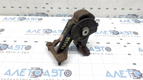 The rear engine mount of Toyota Prius 30 10-15 is rusty, with microcracks