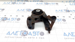 The rear engine mount of Toyota Prius 30 10-15 is rusty, with microcracks
