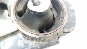 The rear engine mount of Toyota Prius 30 10-15 is rusty, with microcracks