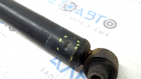 The rear right shock absorber of Toyota Prius 30 10-13 is dented and rusty