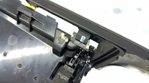 The front air duct deflector for the driver's side of the Audi A6 C7 16-18 is black, with a chrome trim, the trim fasteners are broken